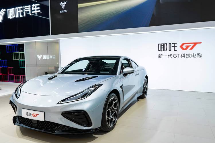 重庆200哪吒汽车在智能汽车领域的表现，领途汽车在新能源汽车市场中的影响力